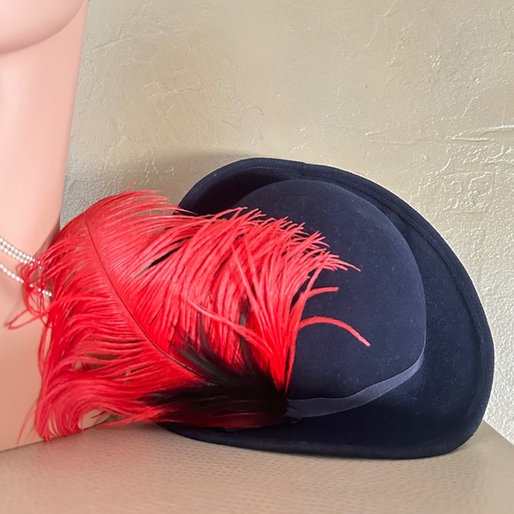 MARVELOUS 1940s\' NAVY FELT HAT WITH RED AND BLACK FEATHERS main image 4